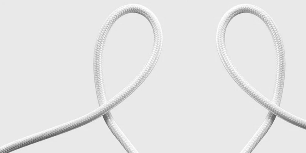 Dávkovač je napájen nylonovým kabelem, který je odolný vůči prokousnutí