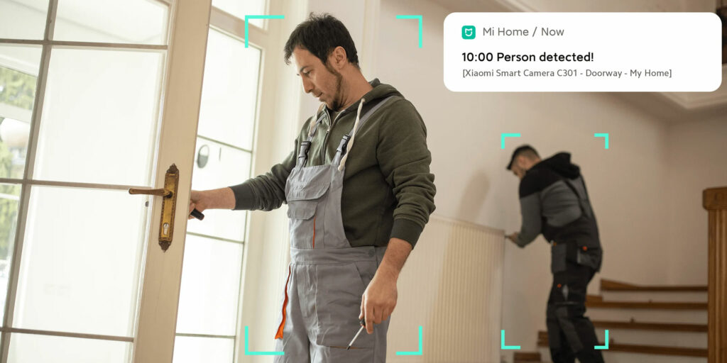 Když kamera detekuje lidskou postavu, automaticky odešle upozornění