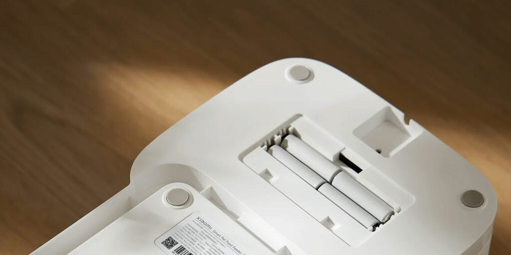 Nouzové napájení čtyřmi tužkovými bateriemi