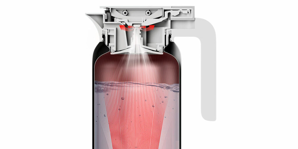 Při otevírání víka i při nalévání se aktivuje tlakový ventil