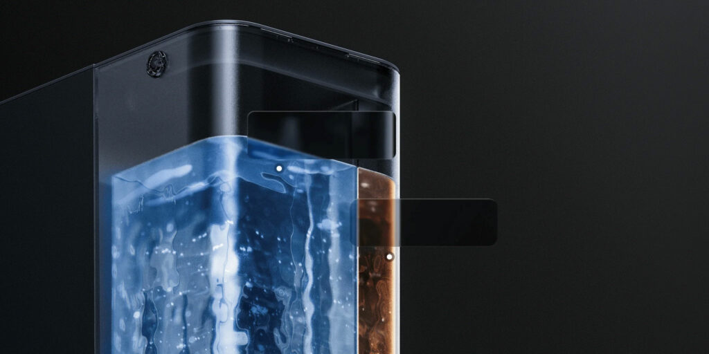 V zadní části přístroje se nachází nádrž na vodu s celkovým objemem 6,2 litrů