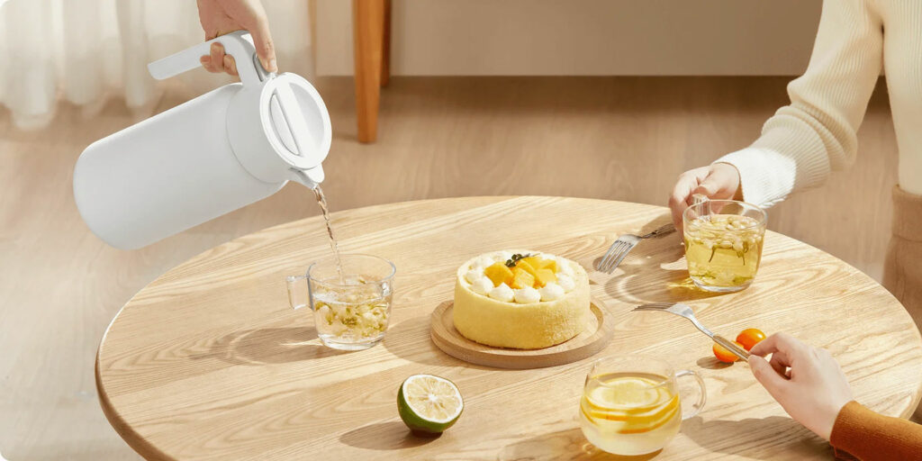 Vnější plášť konvice je pokrytý sprejovým nátěrem