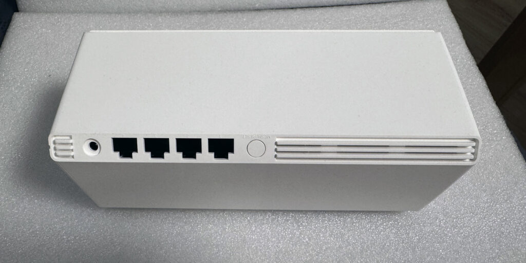 Napájecí konektor, čtyři porty a tlačítko - recenze Xiaomi Mesh System AX3000 NE