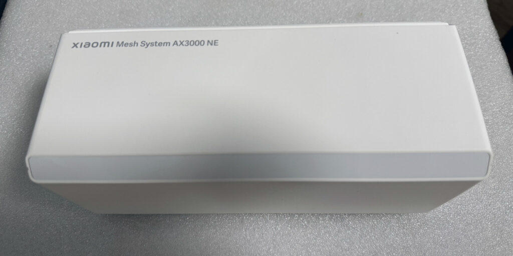 Tělo routeru je vyrobené z plastu a má tvar kvádru