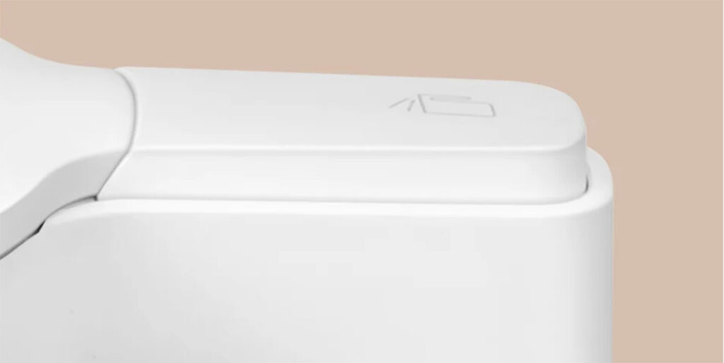 Extra velké tlačítko umožňuje pohodlné otevření víka