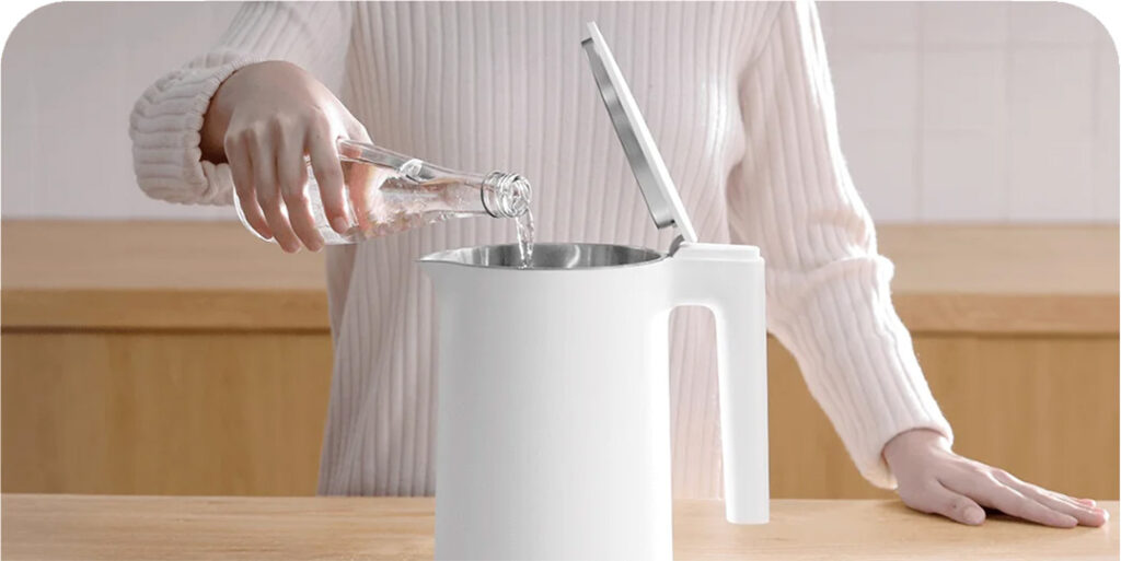 Konvice má režim pro vaření balené vody