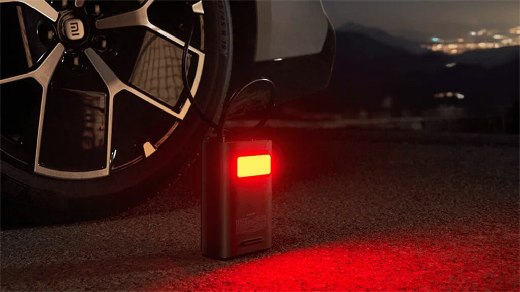 Nabízí SOS blikání a červené varovné světlo