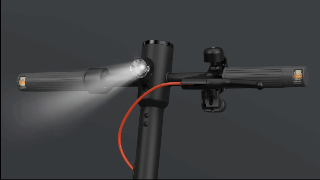 Pro bezpečné odbočování jsou koloběžky vybaveny směrovými světly