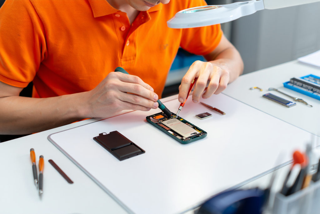 V případě, že telefon se nabíjí pomalu, může být nutný servis