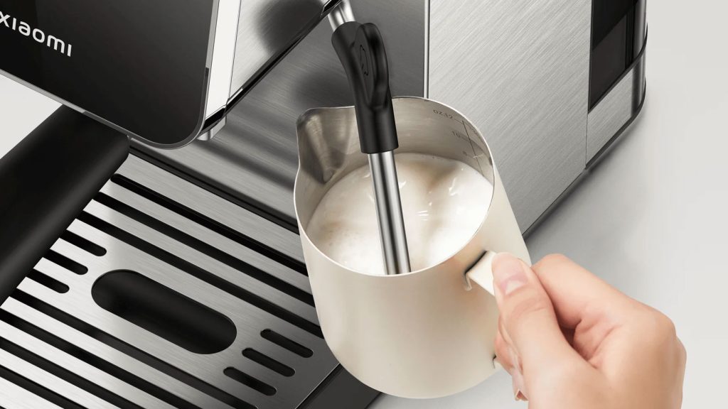 Pro milovníky cappuccina a latté je přítomna otočná parní tryska