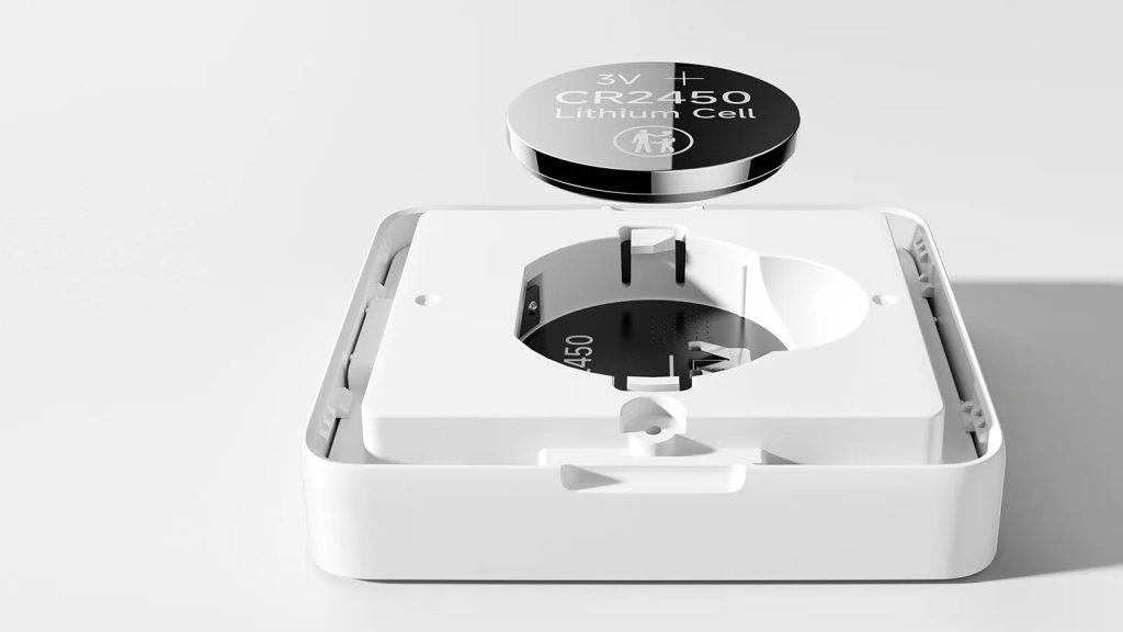Jedna knoflíková baterie typu CR2450 vydrží až tři roky