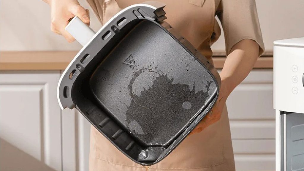 Fritovací koš i deska jsou vyrobeny z nepřilnavého materiálu