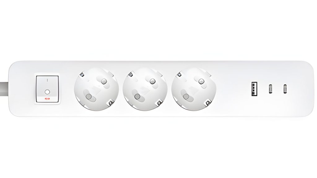 Tři zásuvky a tři USB porty