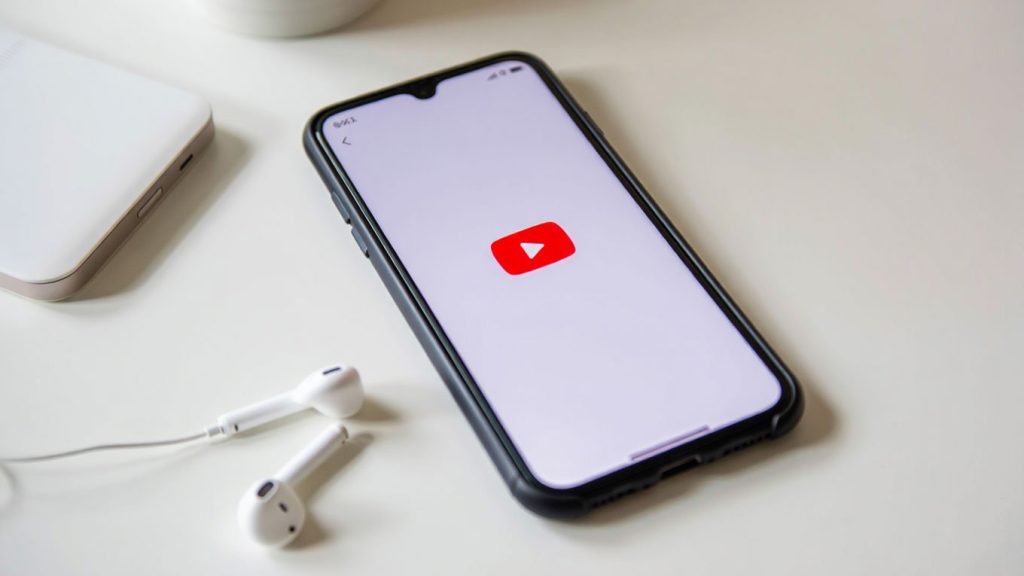 Jak na mobilu zdarma poslouchat YouTube bez reklam a se zhasnutou obrazovkou