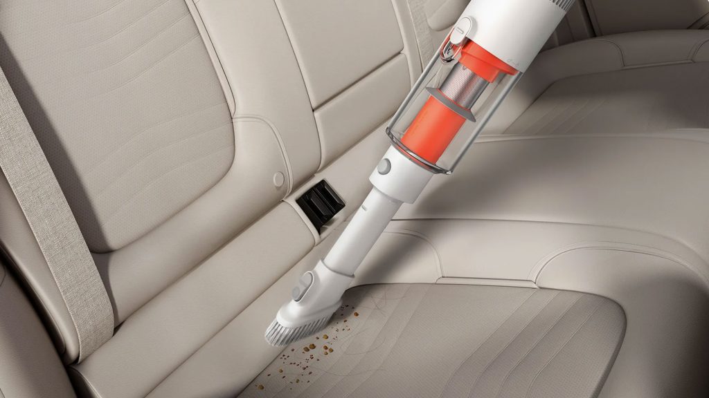 Počítá jak s úklidem podlah, tak i hůře dostupných míst