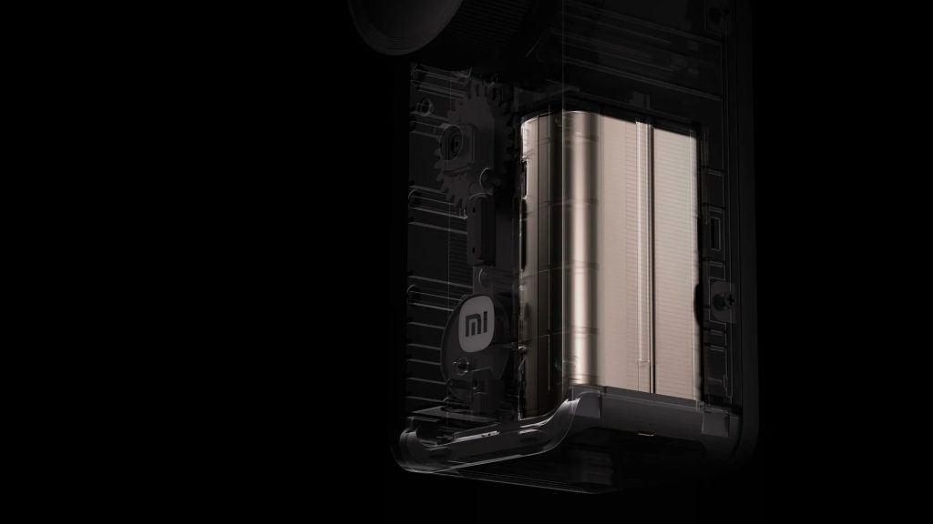 Hlavní jednotka obsahuje lithium-iontovou baterii s kapacitou 2450 mAh