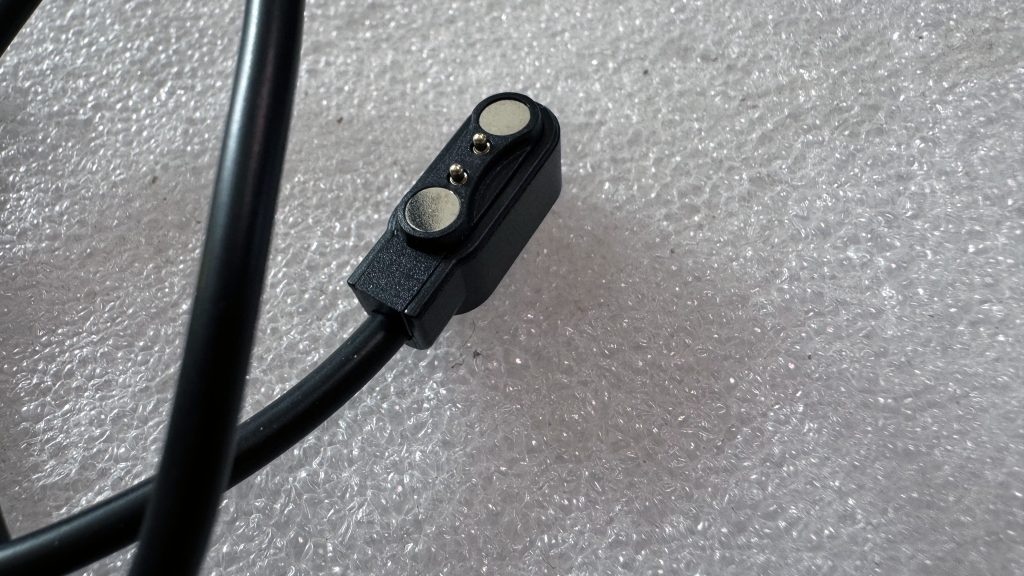 Nabíjení probíhá pomocí dodávaného kabelu s magnetickým konektorem