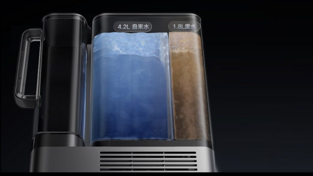 Velká nádrž na vodu o celkovém objemu 6 litrů