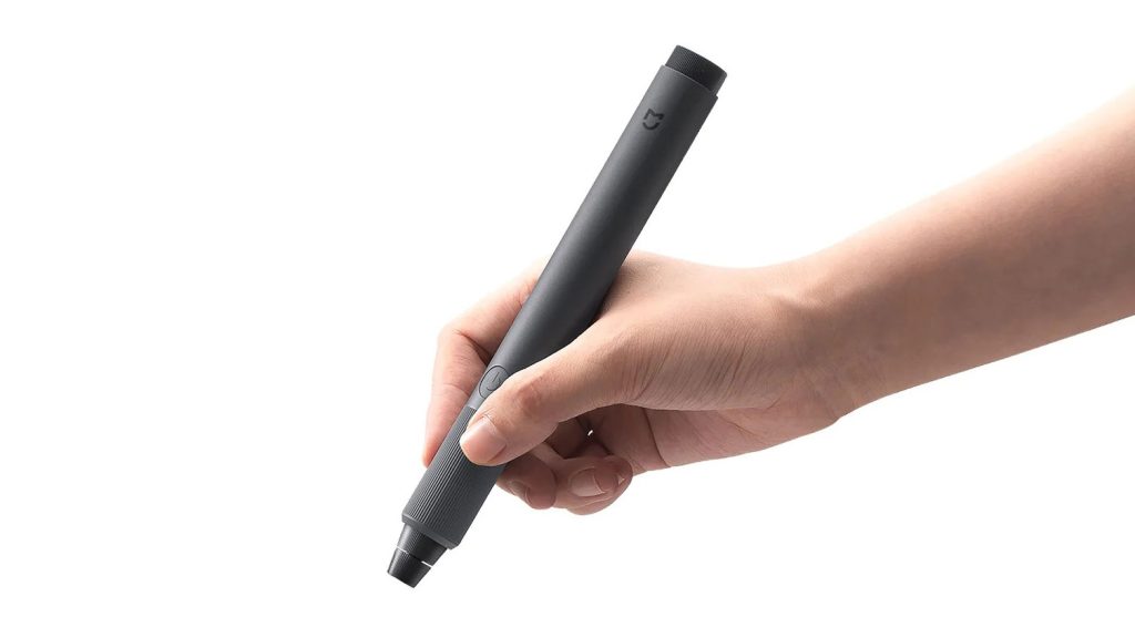 Díky průměru pouhých 20 milimetrů se drží naprosto přirozeně, podobně jako běžná propiska