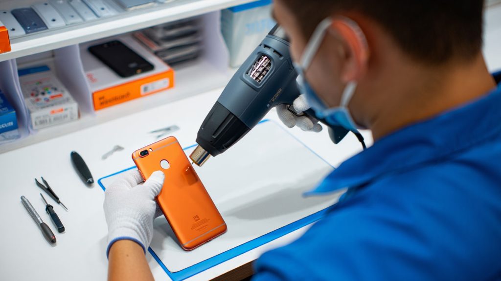 K otevření telefonů Xiaomi už nebude potřeba horkovzdušná pistole