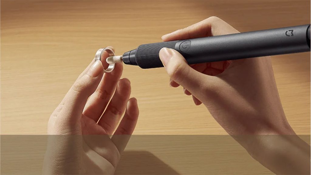 V útrobách se ukrývá integrovaná lithium-iontová baterie s kapacitou 800 mAh