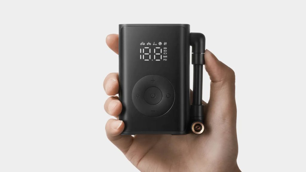 Nový přenosný kompresor Xiaomi je velký jako dvě krabičky cigaret