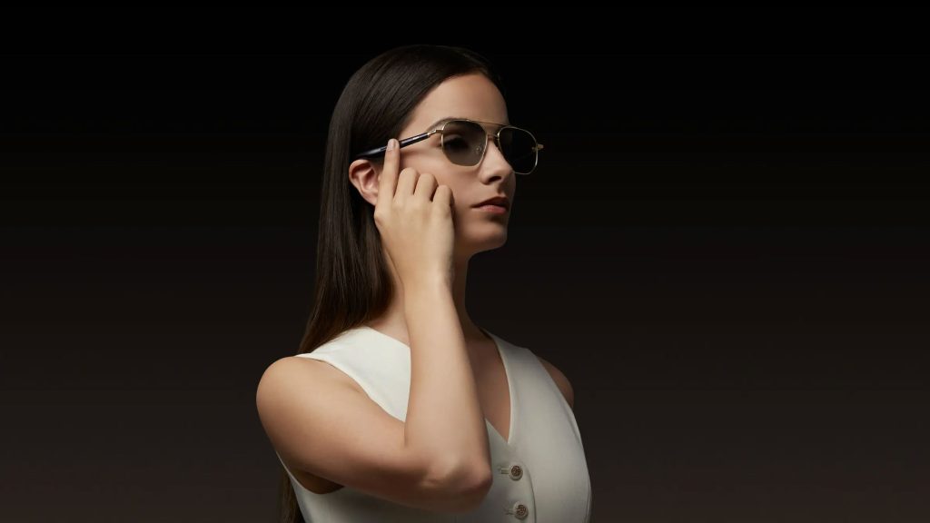 Ovládání je vyřešeno velmi intuitivně pomocí dotykových ploch na obou stranicích brýlí