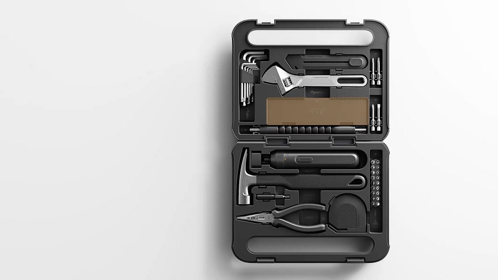 Plastový kufr má skořepinovou konstrukci s pantem po celé délce