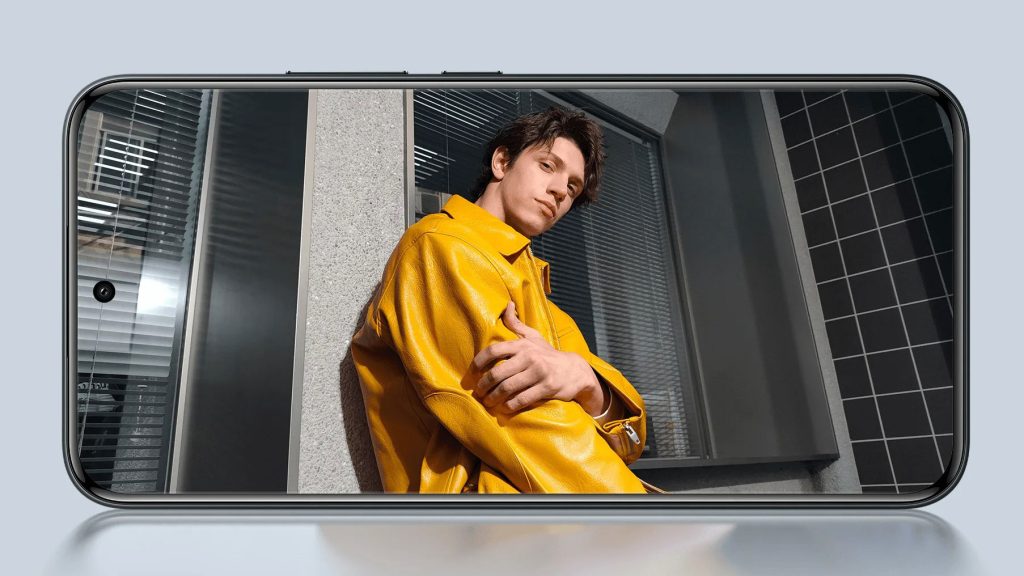 Pro milovníky autoportrétů je v průstřelu displeje připraven přední foťák