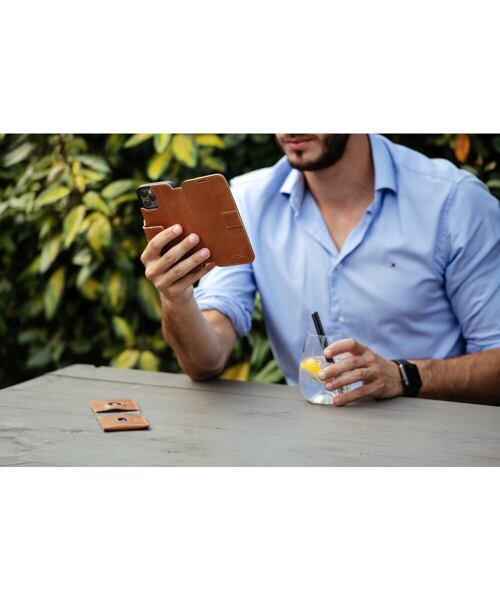 Kožené pouzdro typu kniha FIXED ProFit pro Apple iPhone 13 Pro, hnědé