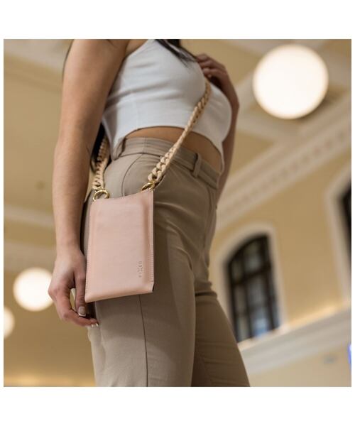 Kožená taštička přes rameno s kapsou FIXED Venezia pro 7" mobilní telefony s béžovým řetízkem, pudro